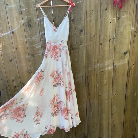 Elegant Cream and Blush Floral Wrap Maxi Dress 🌿 - Picture 10 of 12